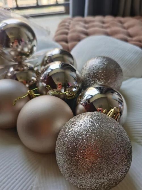 24Pcs 6cm Christmas Ball Ornaments Set - Painted Plastic Pendants for Christmas Tree photo review