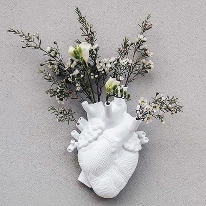 Creative Heart Vase with Human Statue for Valentine's Day or Christmas Gift