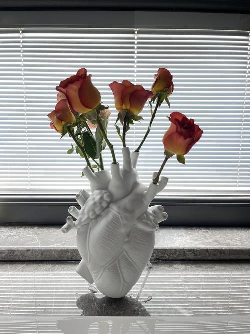 Creative Heart Vase with Human Statue for Valentine's Day or Christmas Gift photo review