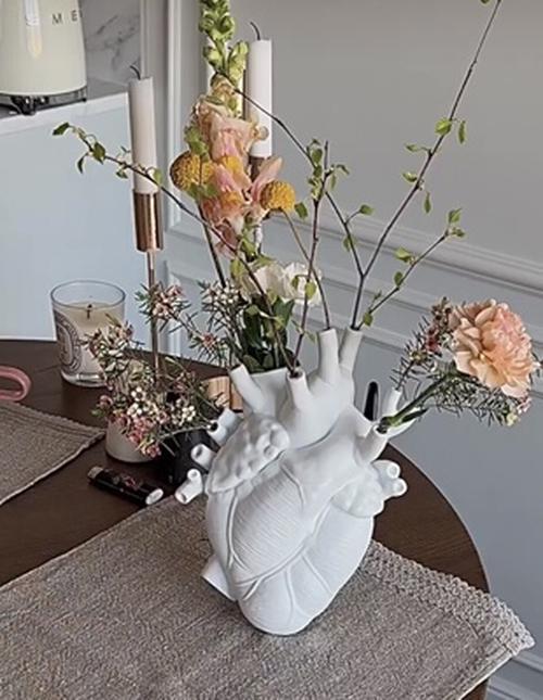 Creative Heart Vase with Human Statue for Valentine's Day or Christmas Gift photo review