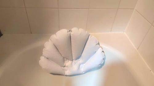 Household inflatable bath pillow with suction cup bath pillow photo review