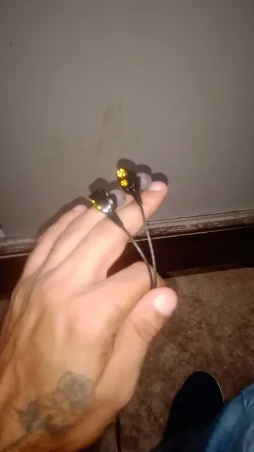 In-Ear Wired Earphones with 4D Bass & Built-in Mic photo review