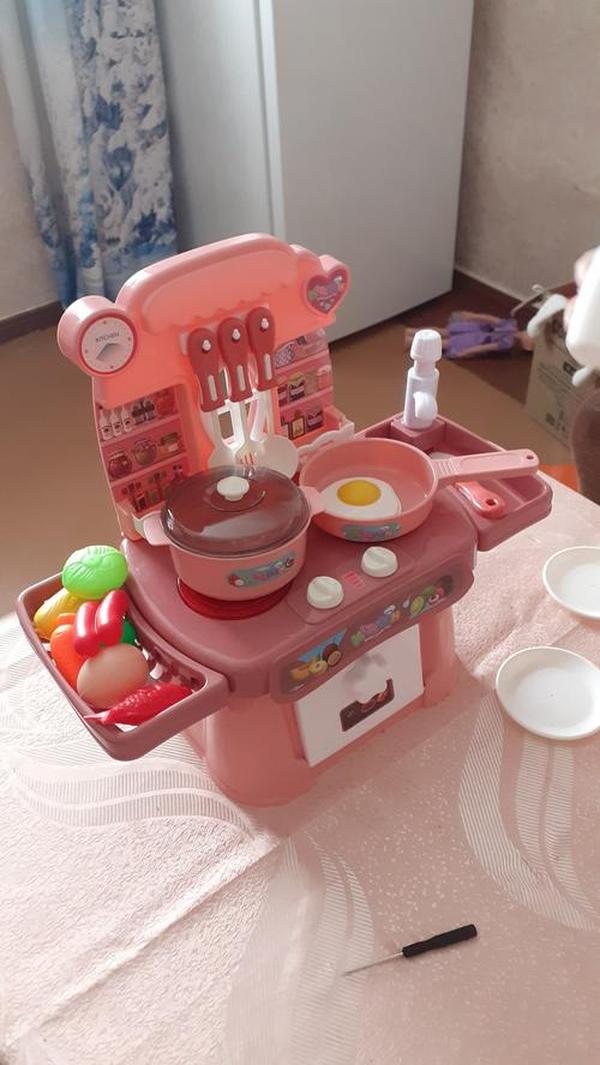 Kids Pretend Play Kitchen Set with Spray Water – ABS Dinnerware and Mini Food photo review