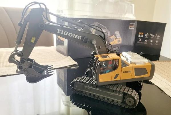 Scale RC Excavator with 680° Rotation For Kids photo review