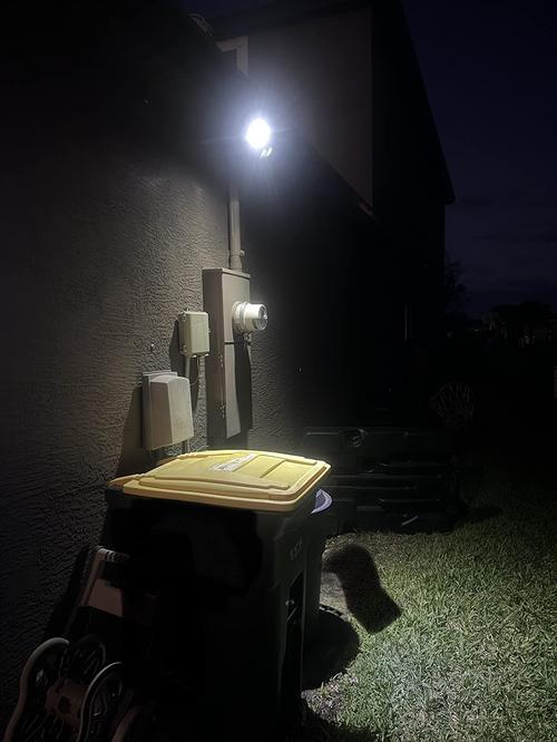 Solar Simulation Camera Wall Light for Outdoor Security photo review