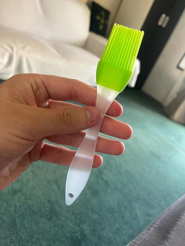 Split-Tip Silicone Oil Brush for Barbecue, Cake Decorating, and Cooking photo review